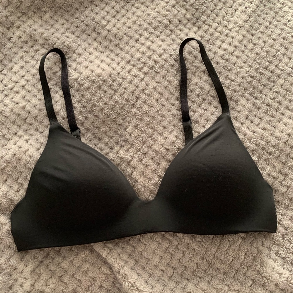 Black tshirt lightly lined wireless bra 32a